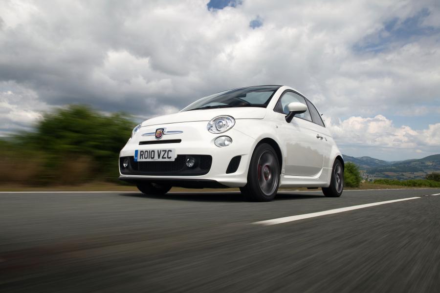  Abarth 500C 2010 года  (UK) (фото 2 из 32)